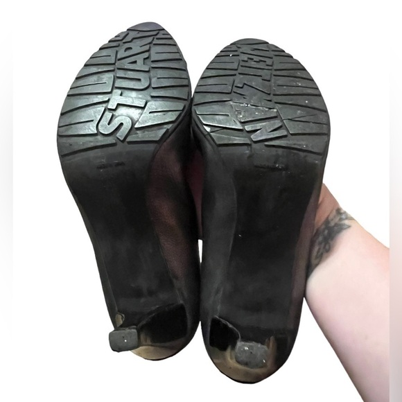 Stuart Weitzman gray and black leather cap toe pumps - Picture 9 of 11